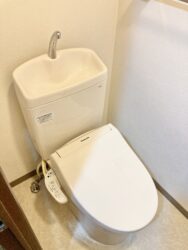 壁付けリモコンでトイレを広々！