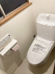 タイル仕様のトイレをクロス仕上げに！