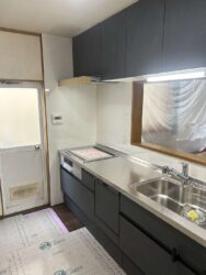 キッチン交換/壁紙貼替/床フローリング追い貼工事